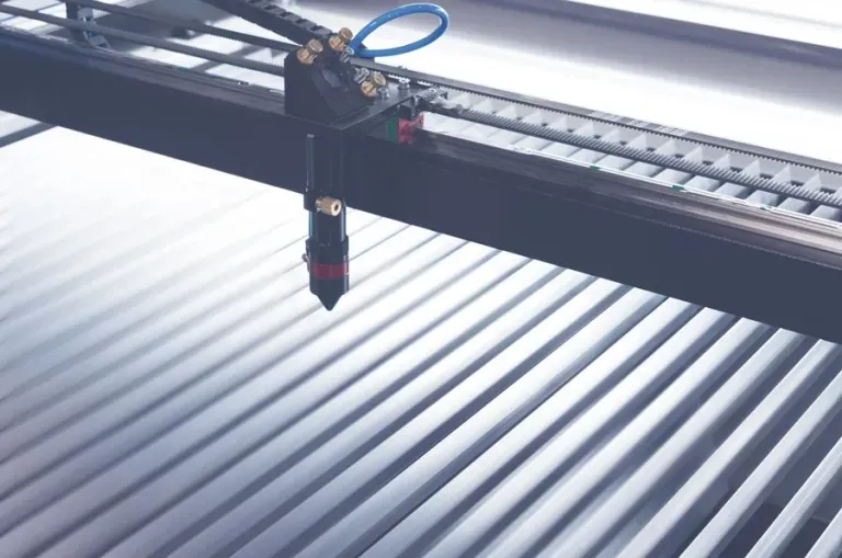Corte a laser CO2 na produção da Mídia Impressa DF