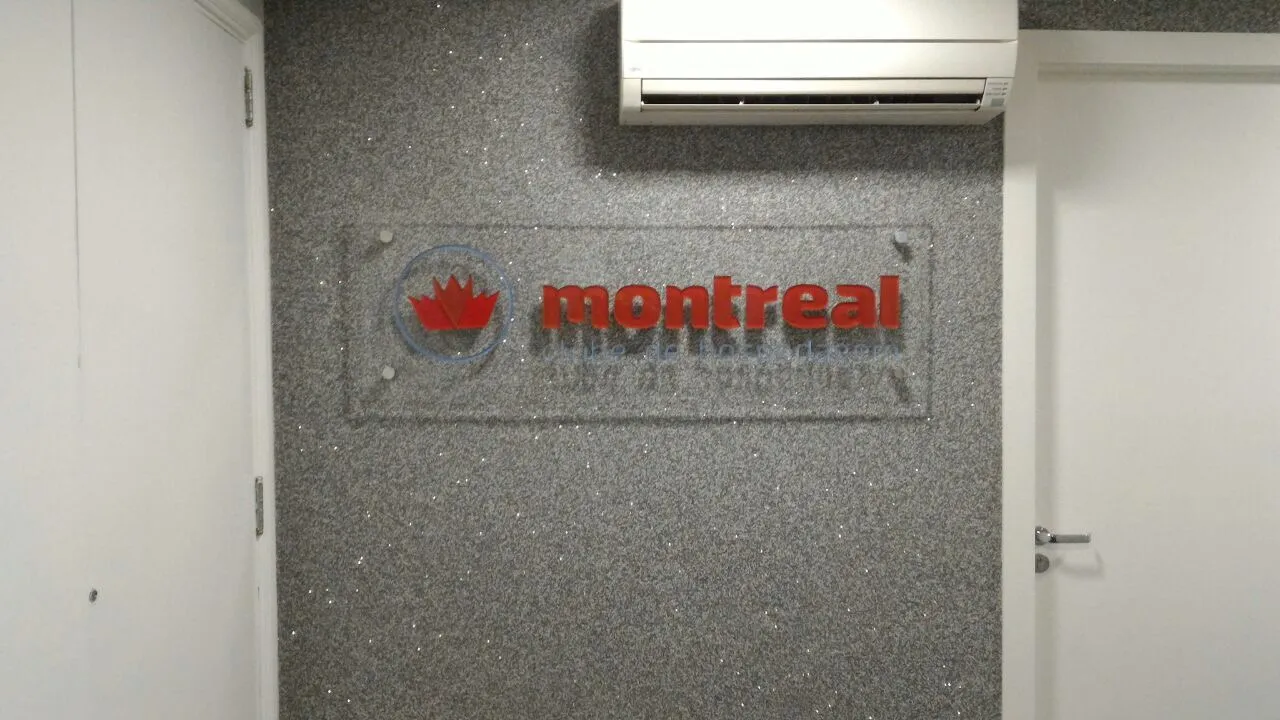 Letreiro Montreal. Logo em relevo sobre painel
