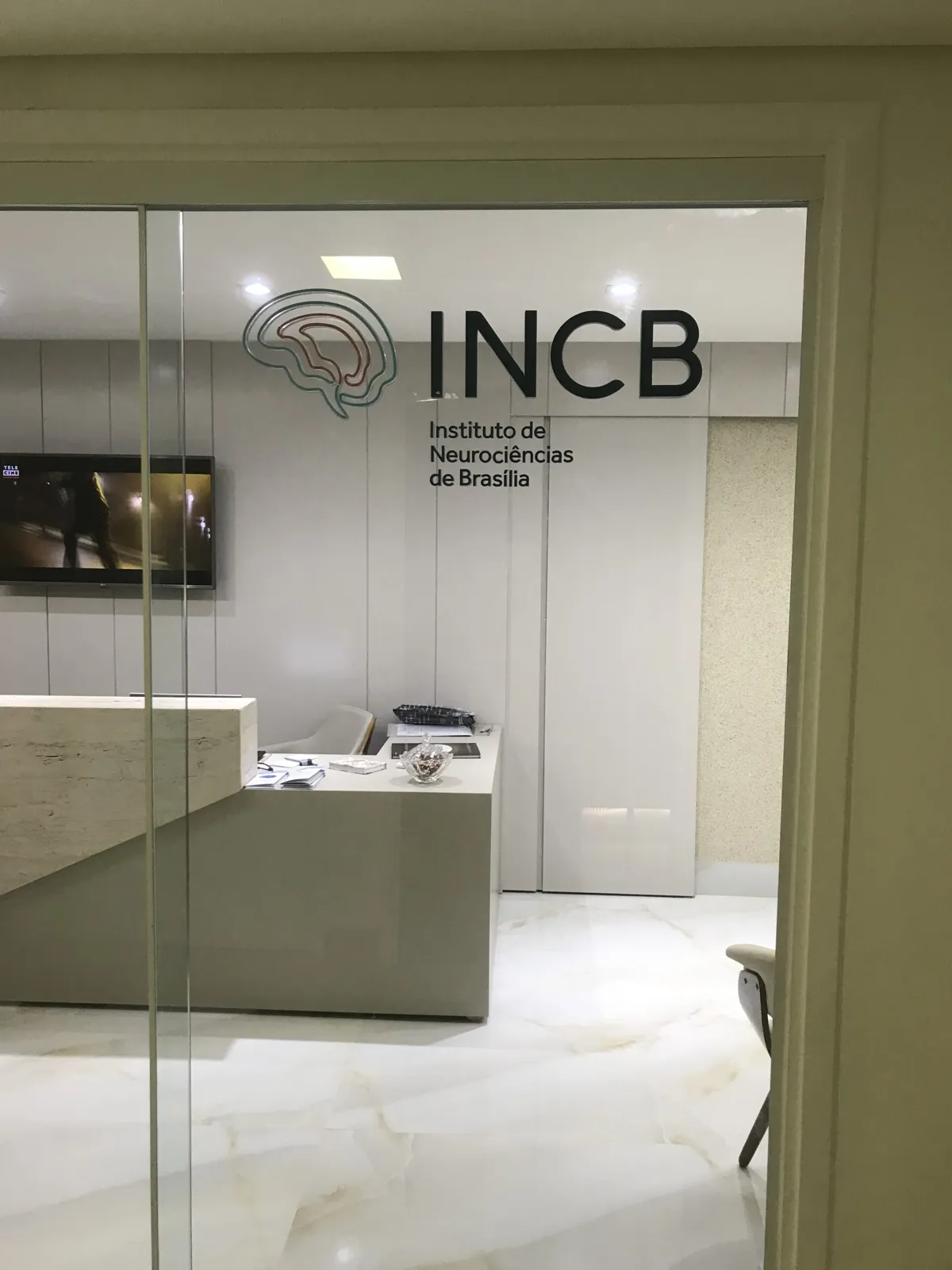 Letreiro INCB. Logo em acrílico na recepção