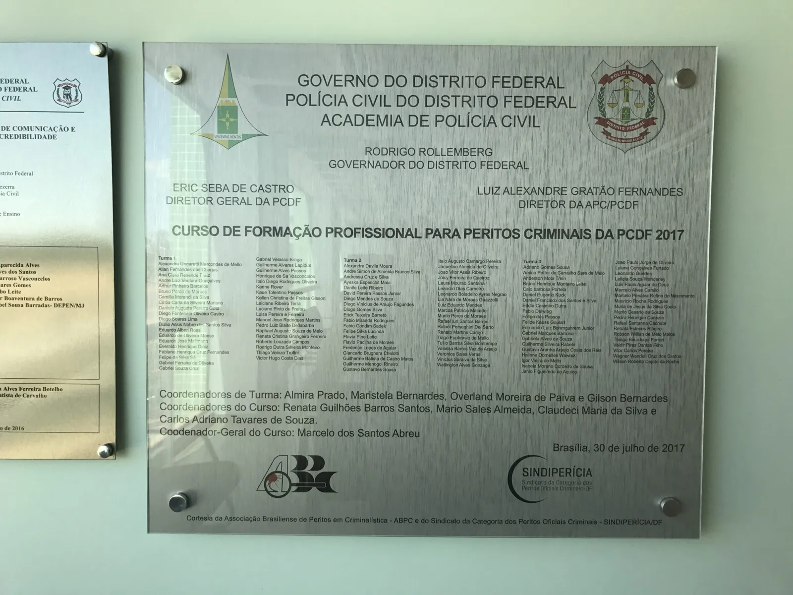 Placa institucional PCDF. Aço inox com os nomes da turma