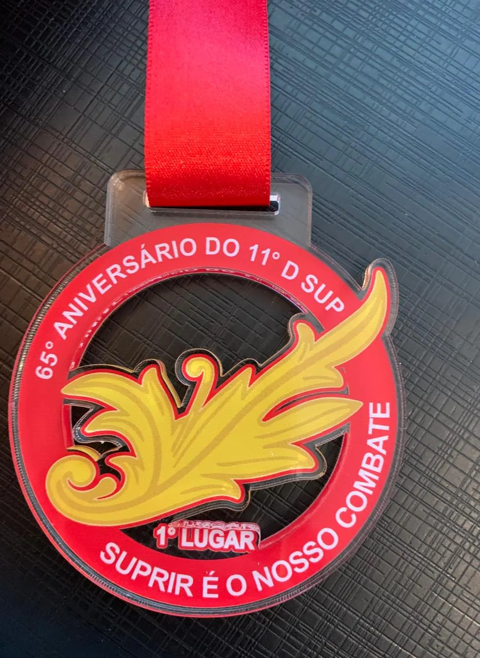 Medalha 65º aniversário 11º D Sup. Acrílico vermelho e dourado recortado a laser