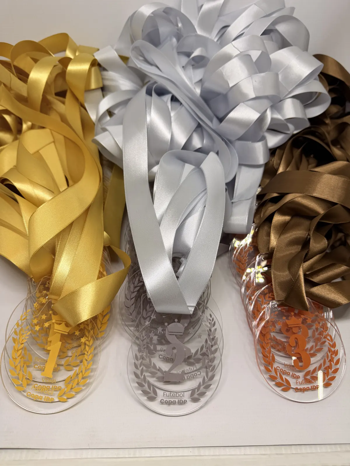 Lote de medalhas em acrílico espelhado. Ouro, prata e bronze com fitas nas mesmas cores