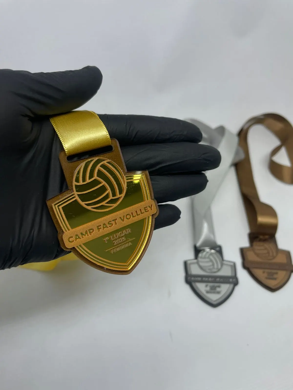 Medalhas Camp Fast Volley. Acrílico espelhado em formato de escudo