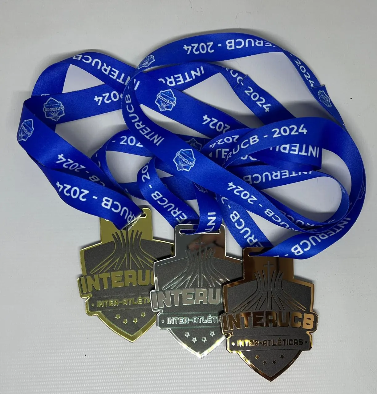 Medalhas personalizadas em acrílico espelhado com cordão