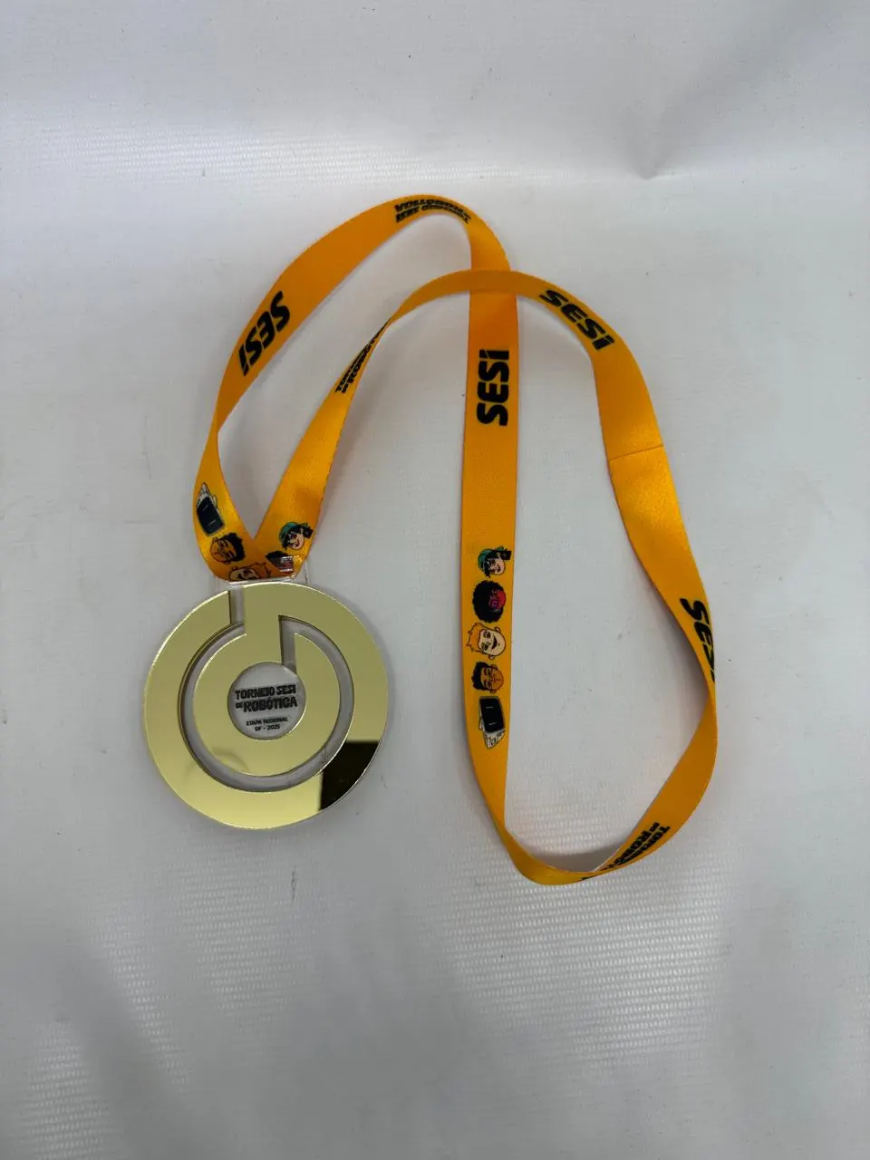 Medalha SESI. Acrílico espelhado com cordão personalizado