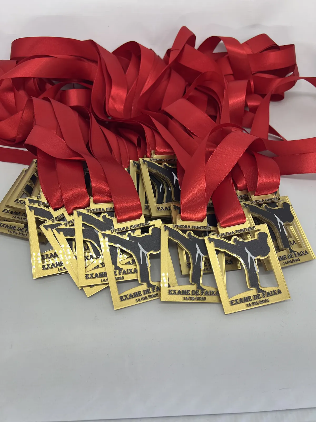 Medalhas exame de faixa. Acrílico dourado vazado com fita vermelha