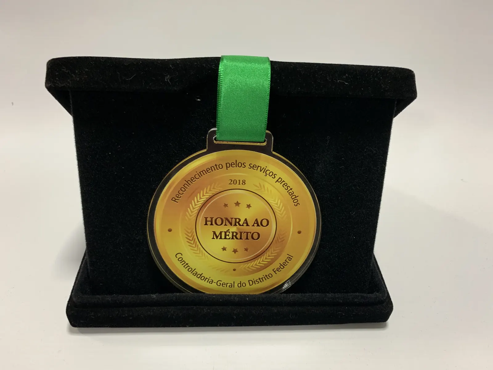 Medalha Honra ao Mérito. Acrílico espelhado dourado em estojo de veludo