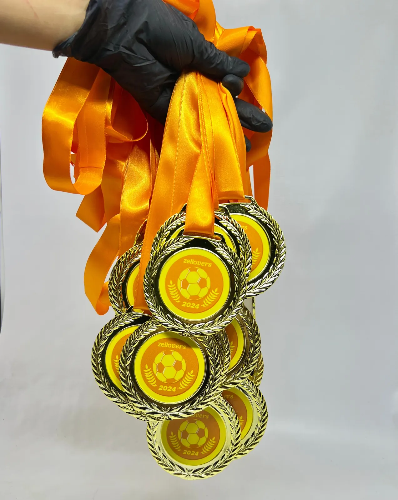 Medalhas de futebol. Metal dourado com centro personalizado e fita laranja