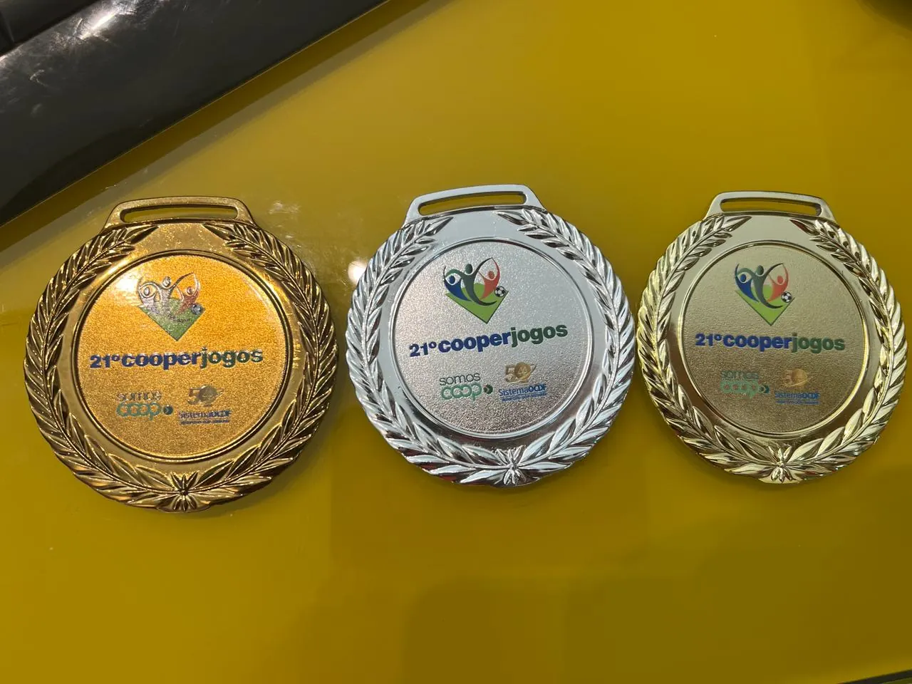 Medalhas de metal ouro, prata e bronze com louros
