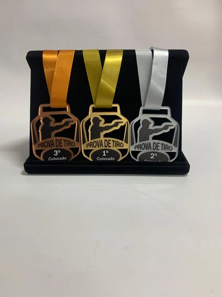 Medalhas prova de tiro. Acrílico espelhado recortado com a silhueta do atleta