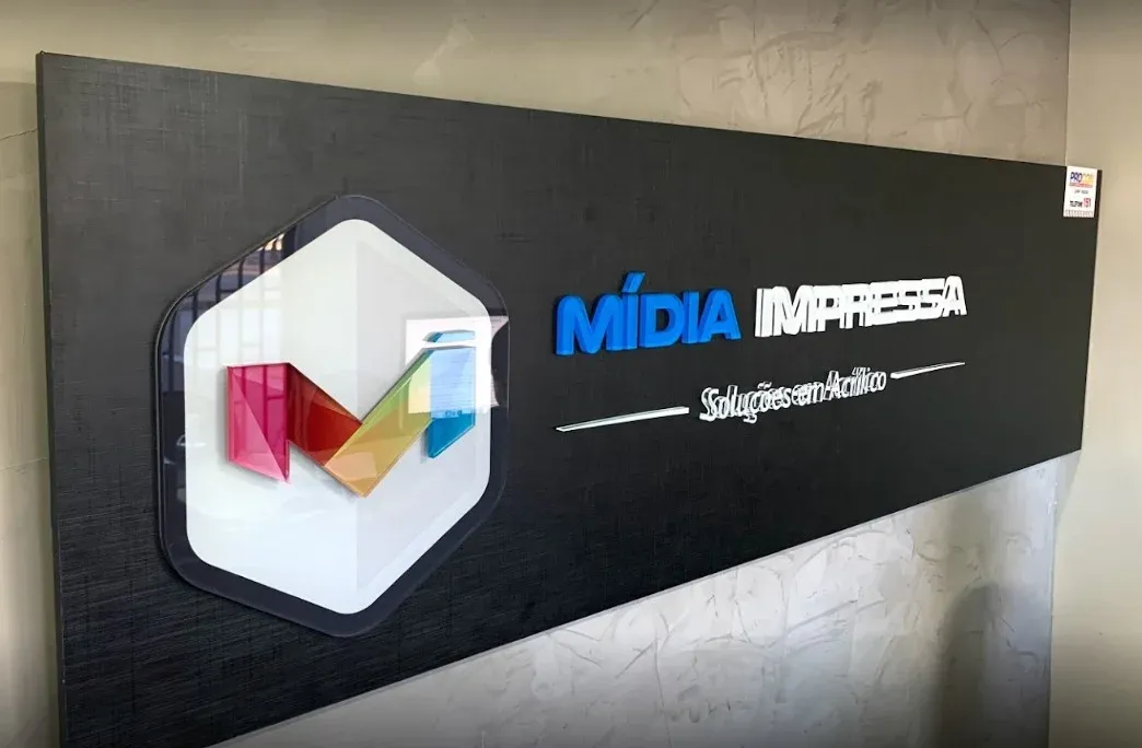 Painel da Mídia Impressa. Logo em acrílico com relevo