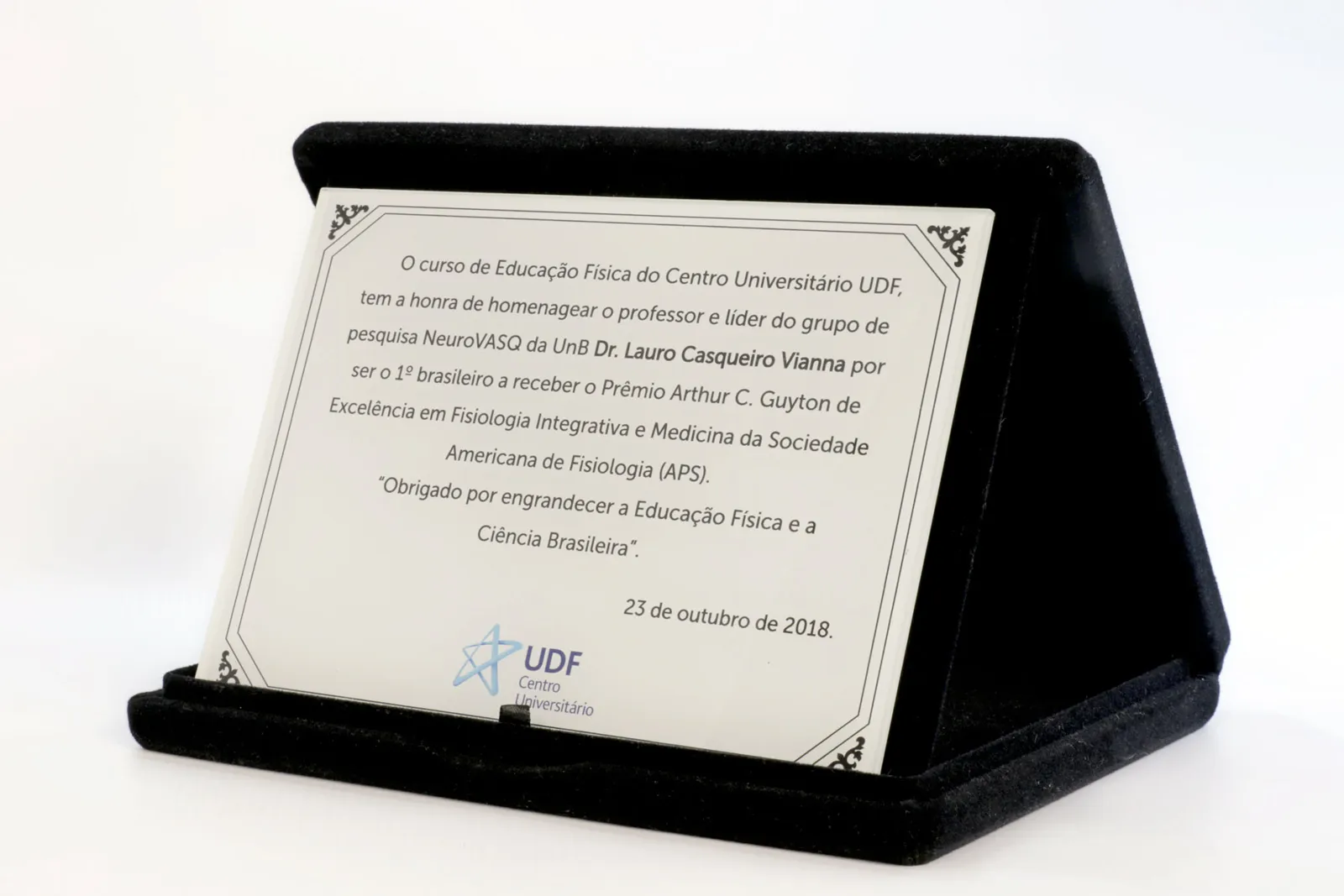 Placa de homenagem com logo. Aço escovado em estojo de veludo