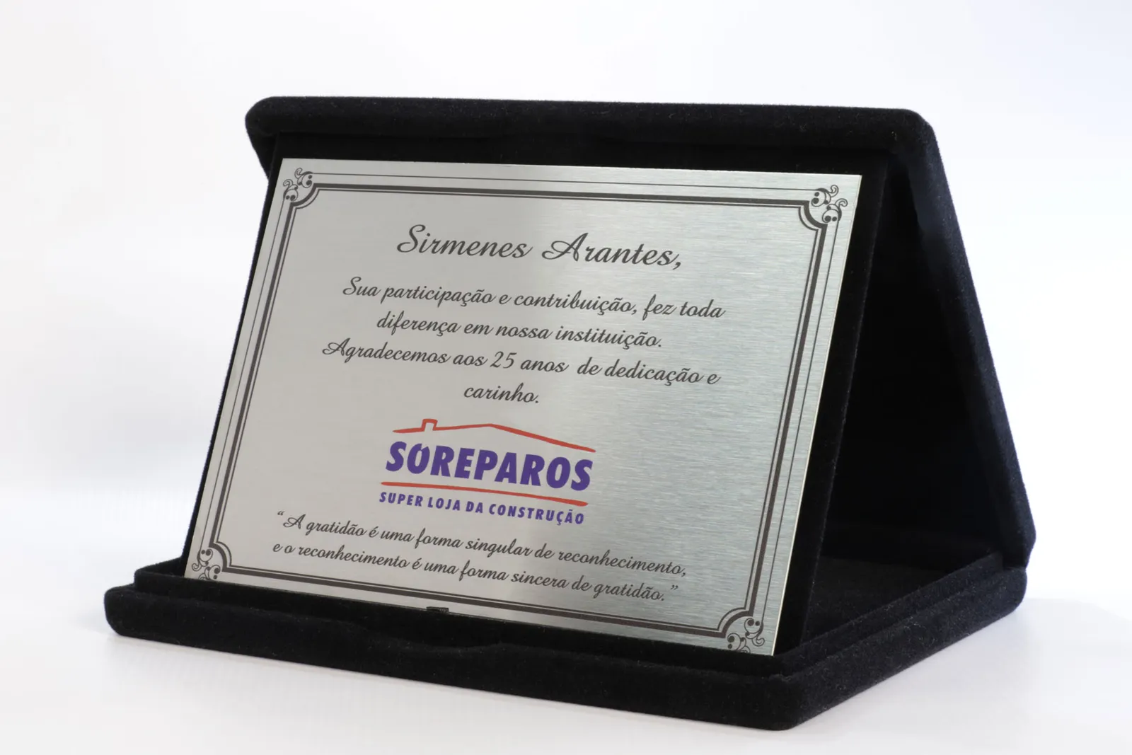 Placa de agradecimento. Aço escovado em estojo de veludo