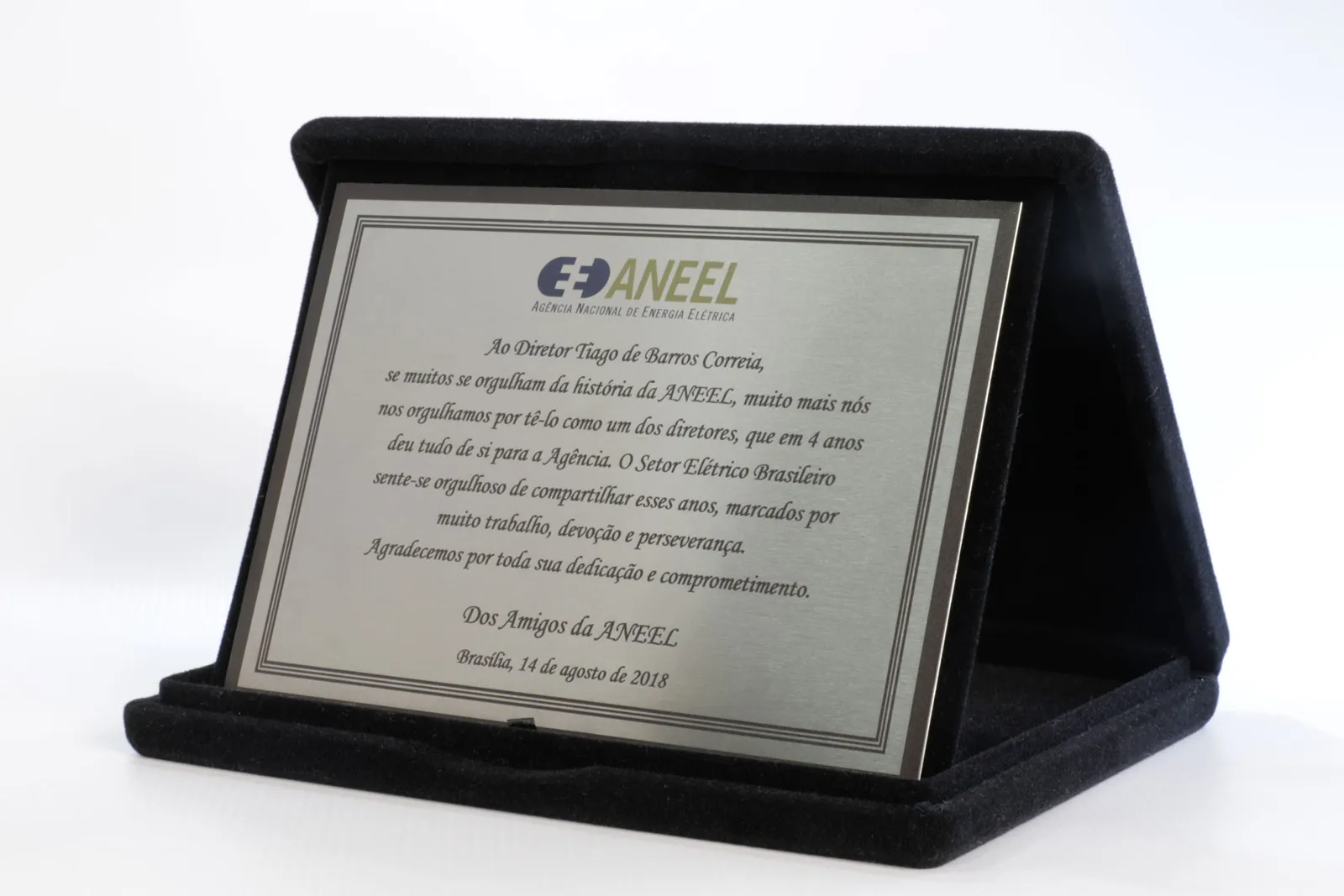 Placa de homenagem Aneel. Aço escovado em estojo de veludo