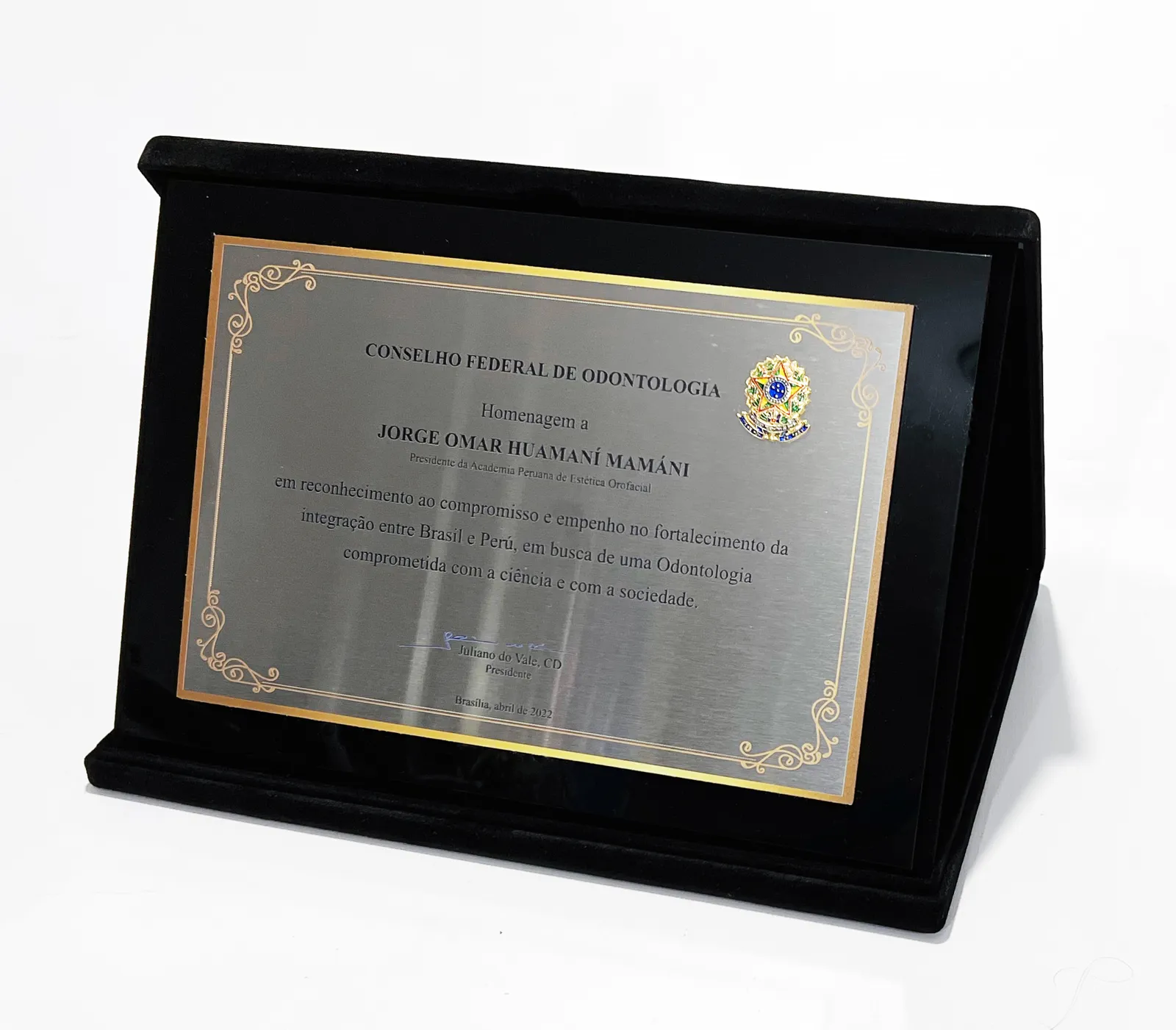 Placa de homenagem CFO. Aço escovado com moldura dourada