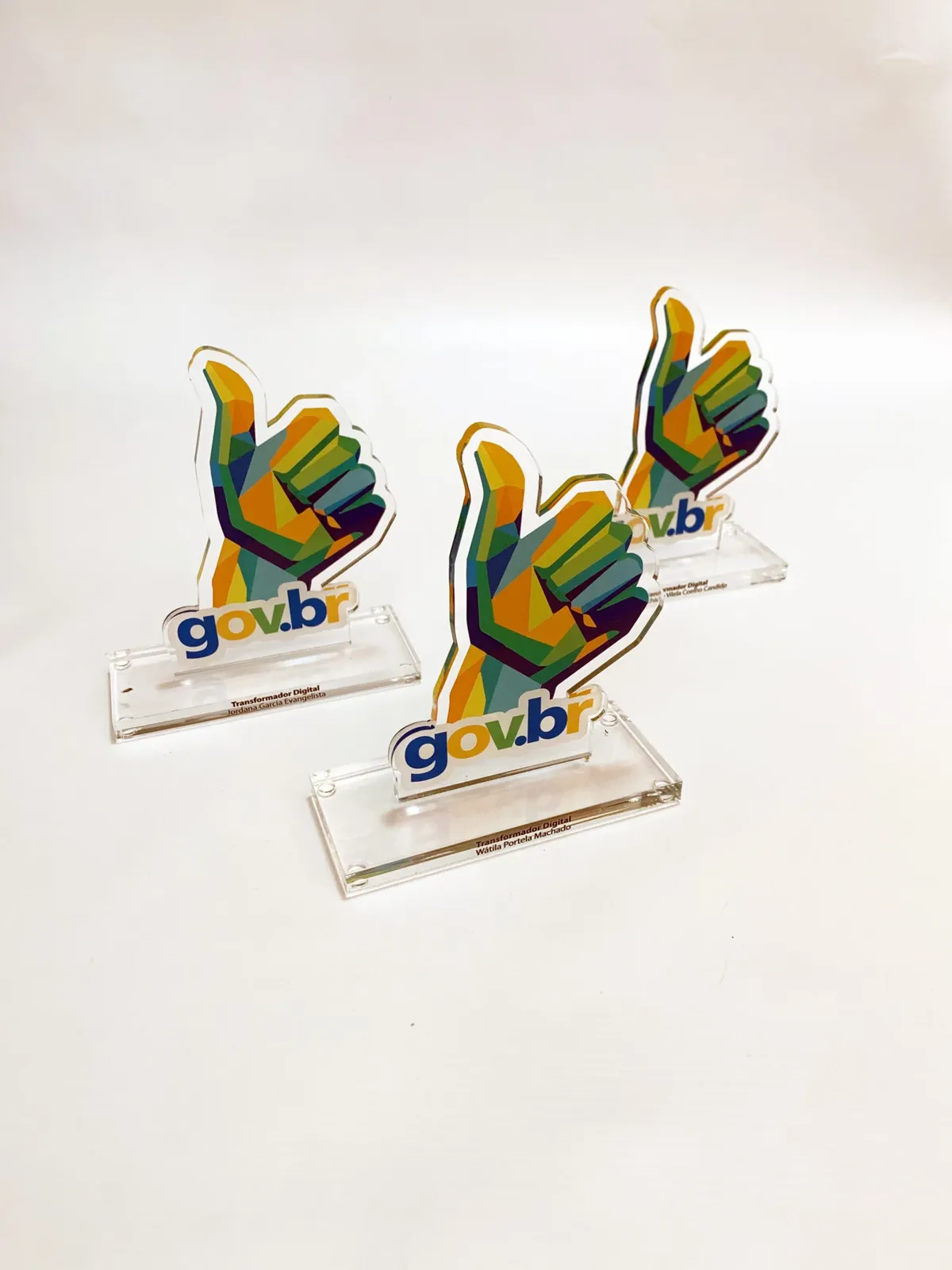 Troféus em acrílico com impressão UV feitos pela Mídia Impressa DF