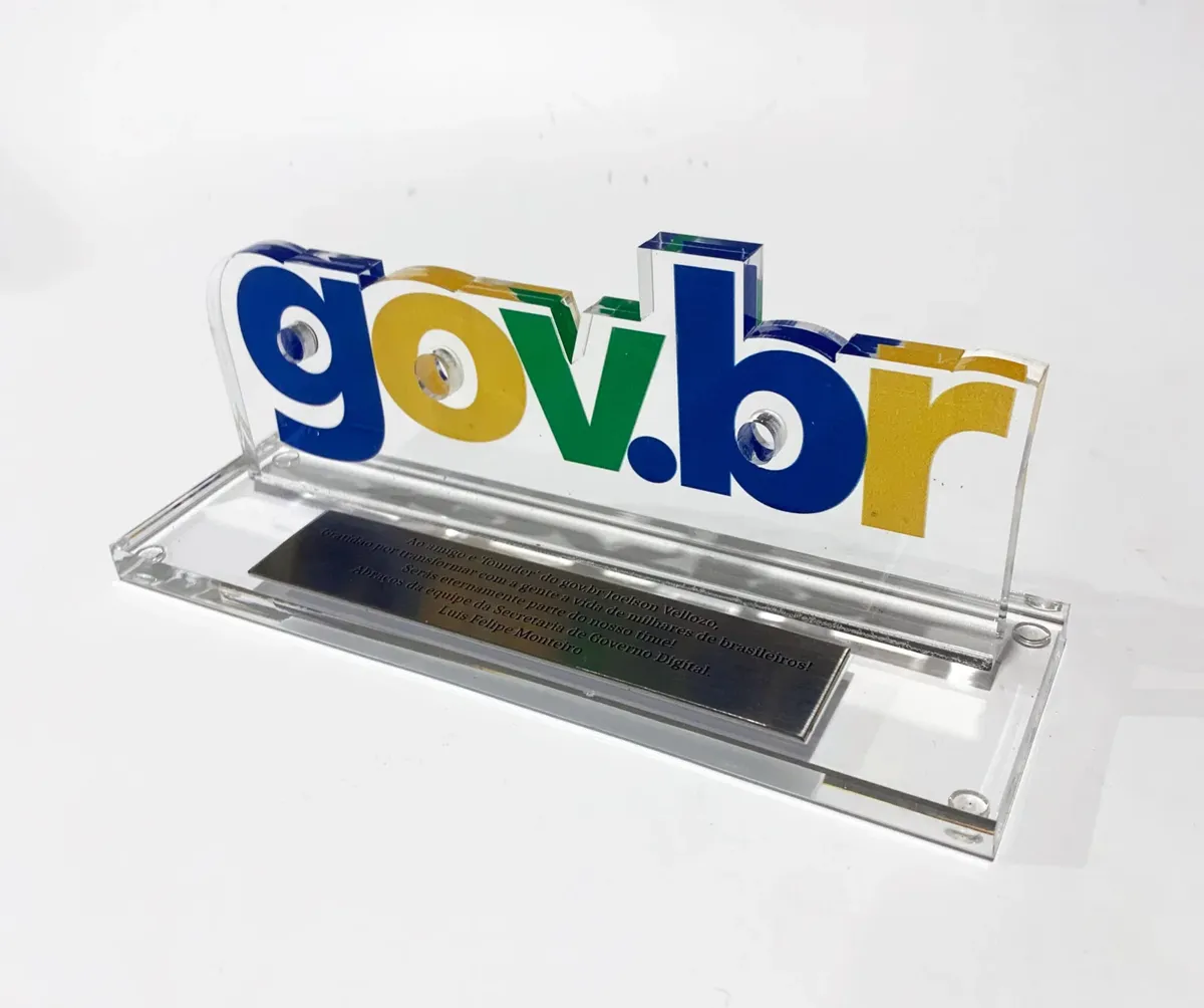 Troféu logo gov.br. Acrílico cristal com base