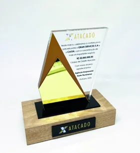 Troféu Atacadão. Troféu alto padrão em acrílico