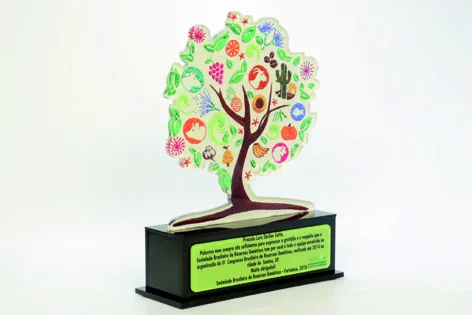 Troféu Árvore colorida. Padrão médio com base montada tipo caixa