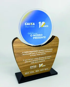 Troféu Caixa 10 anos. Troféu padrão médio em acrílico