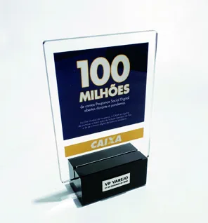 Troféu Caixa 100 milhões. Padrão médio com base montada tipo caixa
