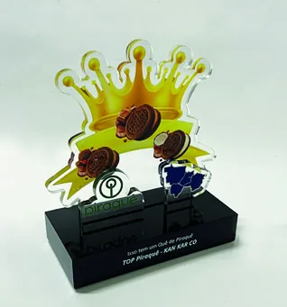 Troféu Coroa. Padrão médio com base montada tipo caixa