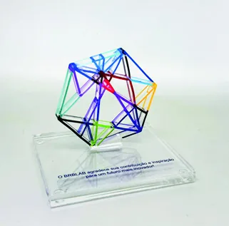Troféu Cubo geométrico. Troféu padrão médio em acrílico