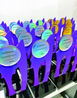 Troféu Lote de troféus. Padrão médio com base montada tipo caixa