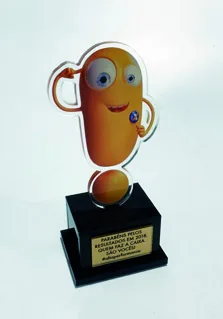 Troféu Mascote em pé. Padrão médio com base montada tipo caixa