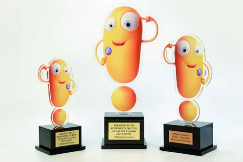 Troféu Mascotes. Padrão médio com base montada tipo caixa
