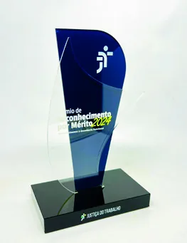 Troféu Mérito. Padrão médio com base montada tipo caixa