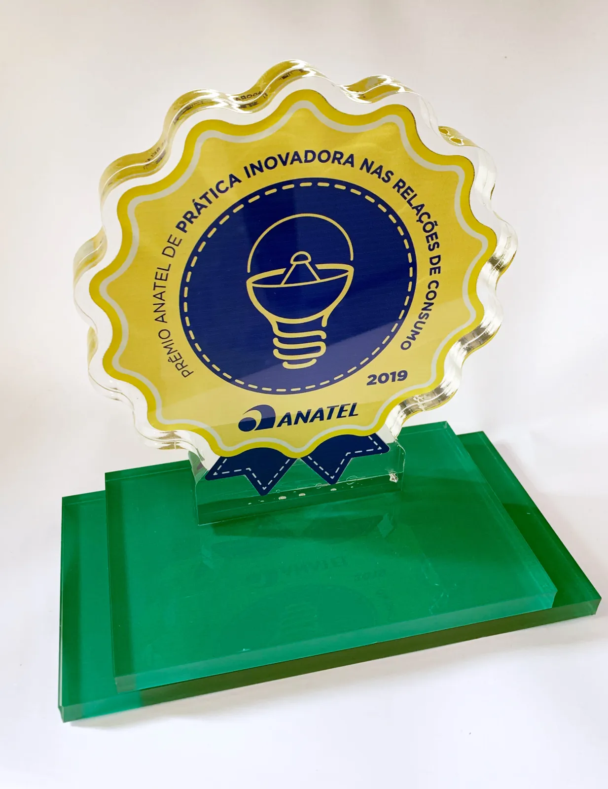Troféu Anatel. Acrílico com base verde
