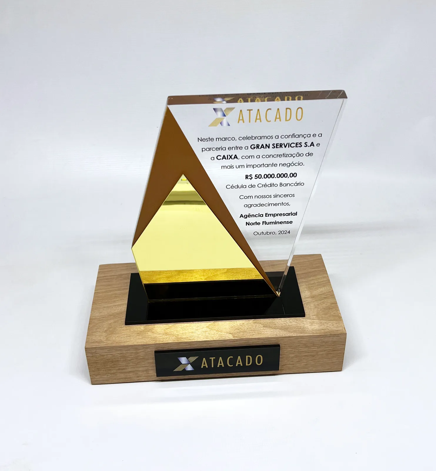 Troféu Atacadão. Dourado com base amadeirada