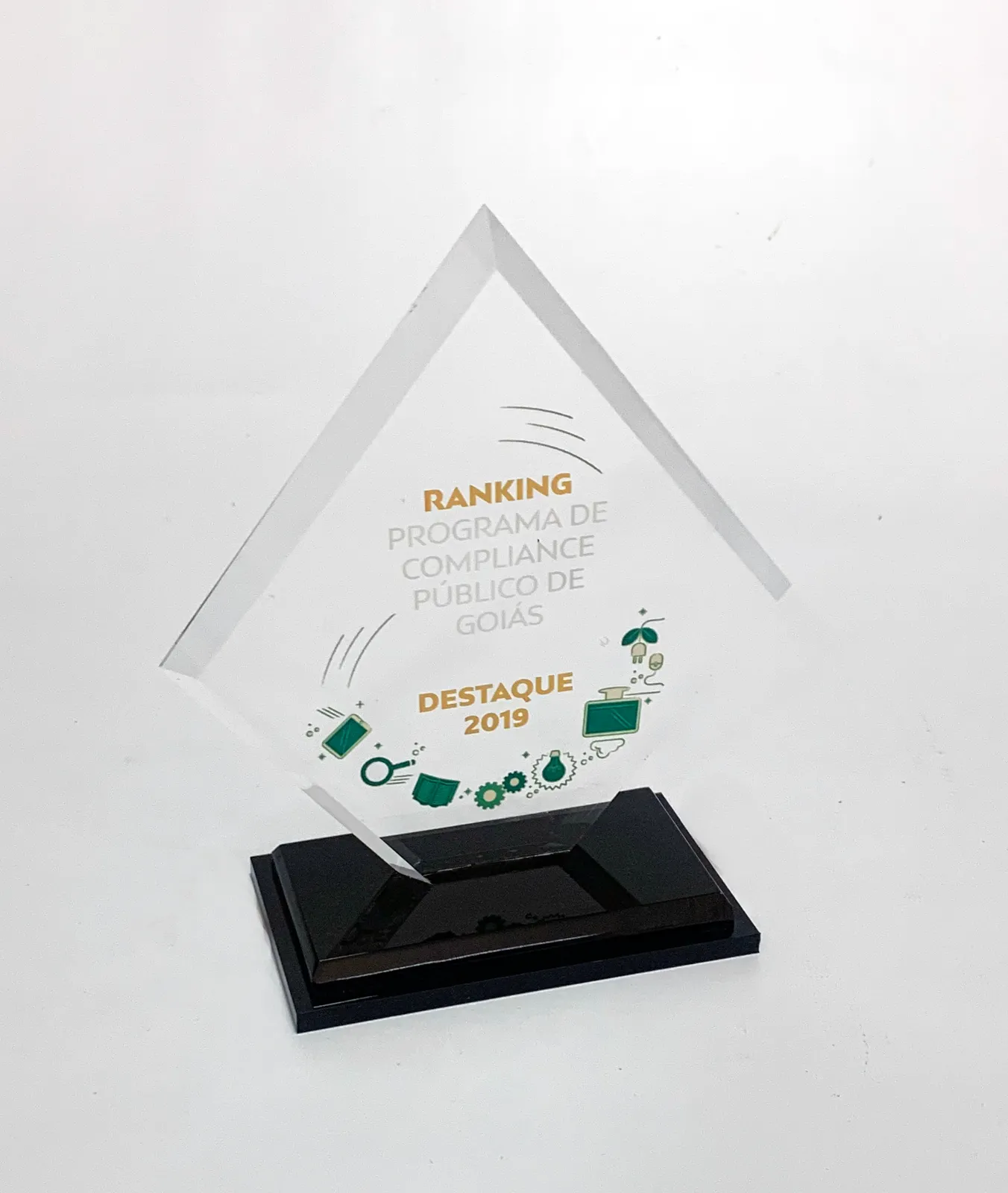 Troféu acrílico bisotado. Cristal com bordas lapidadas
