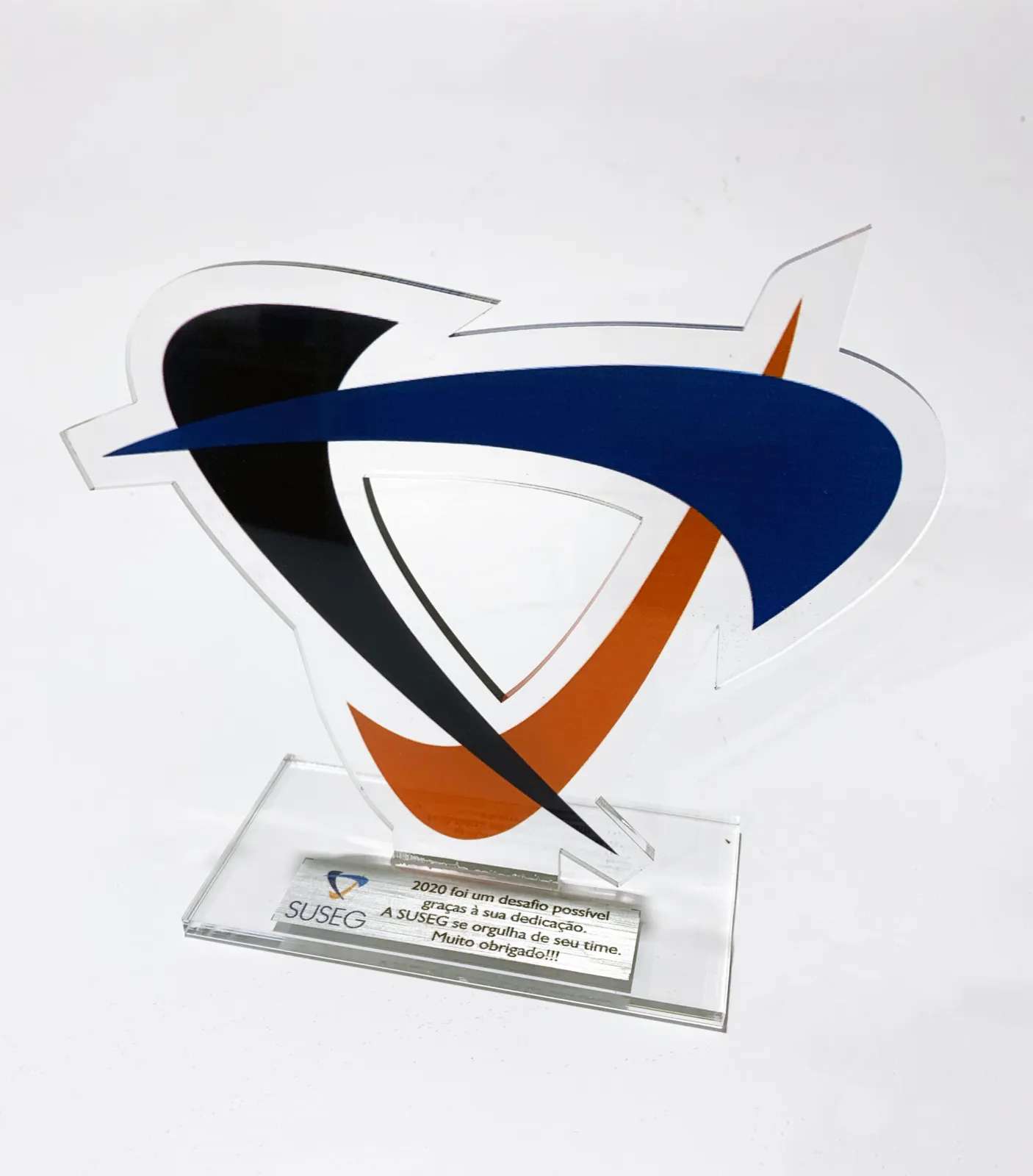 Troféu SUSEG. Acrílico com logo recortada e plaqueta