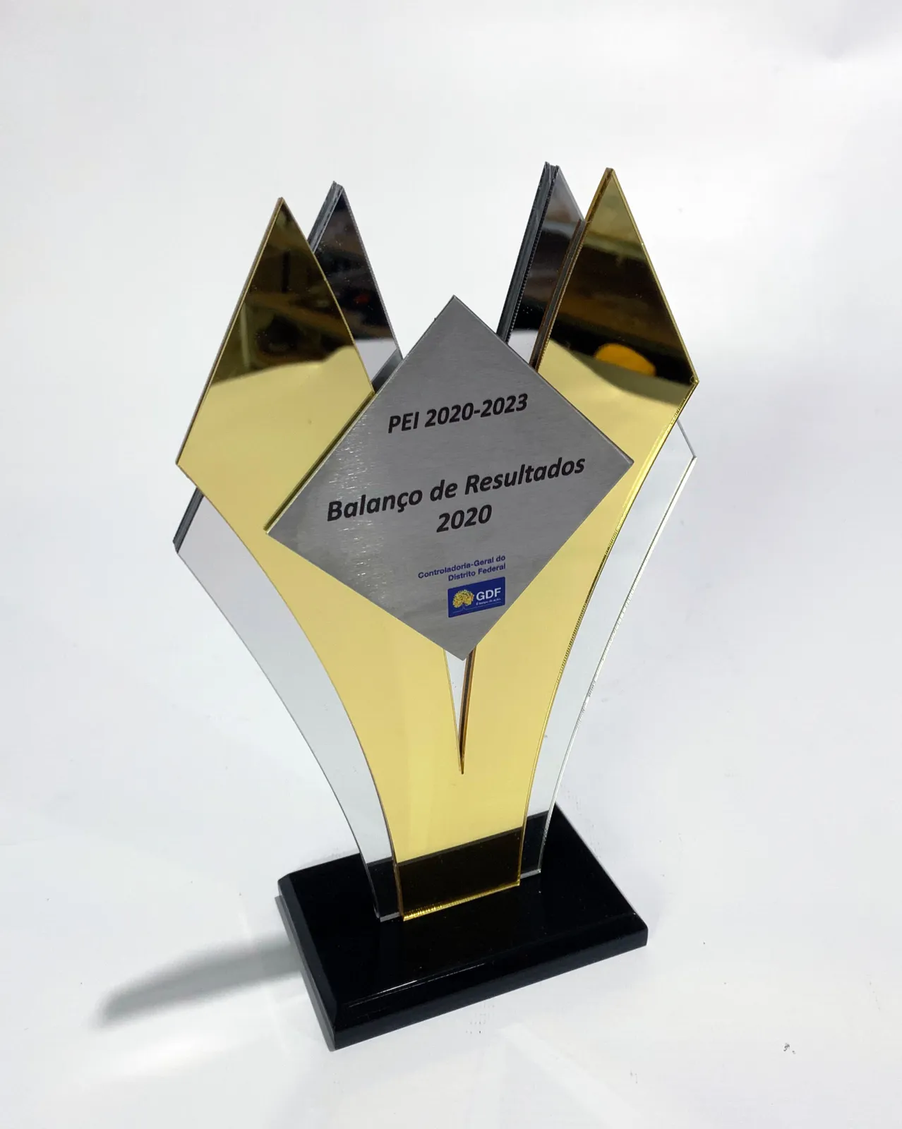 Troféu CGDF dourado. Acrílico espelhado dourado
