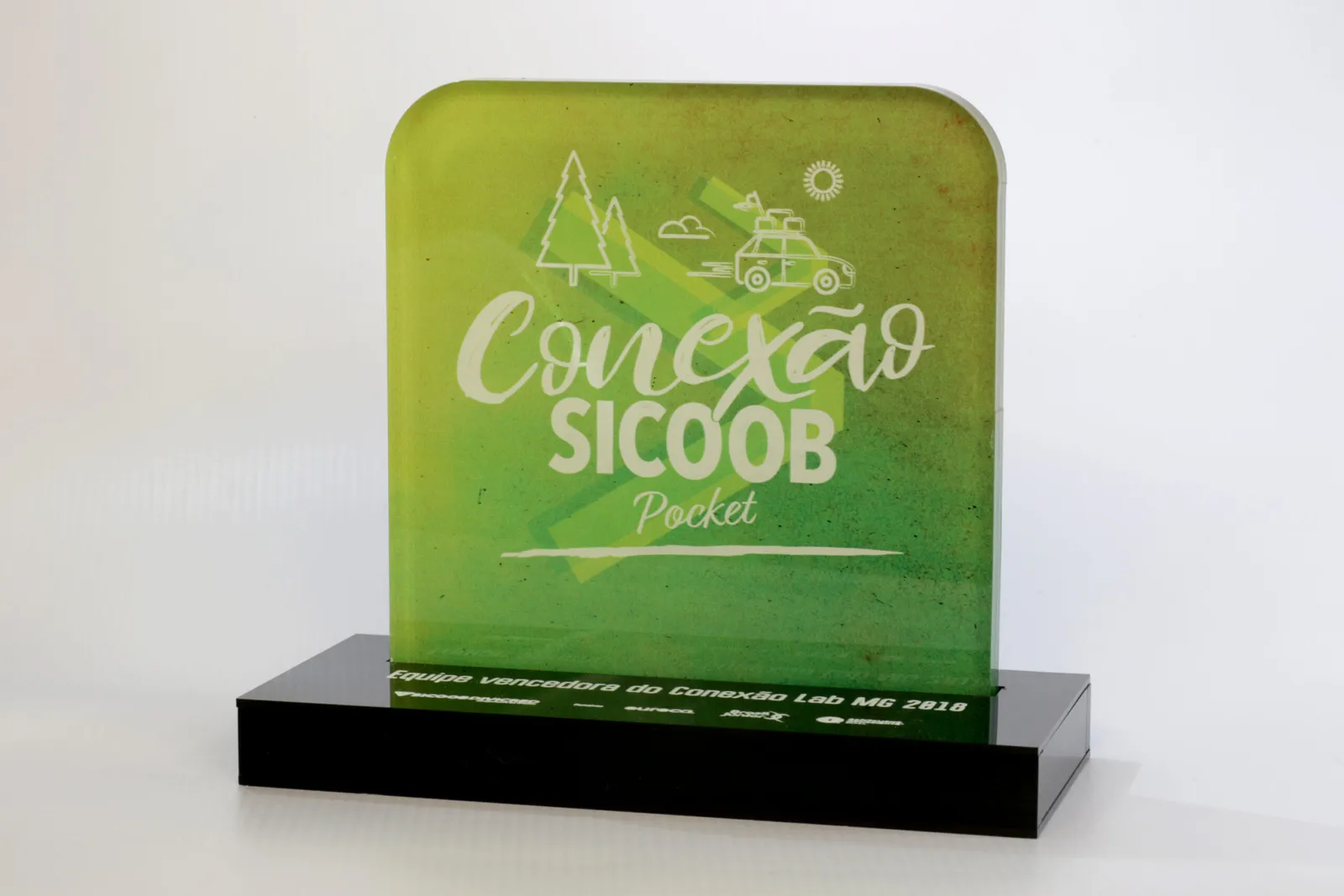 Troféu Concurso Sicoob. Acrílico verde com UV