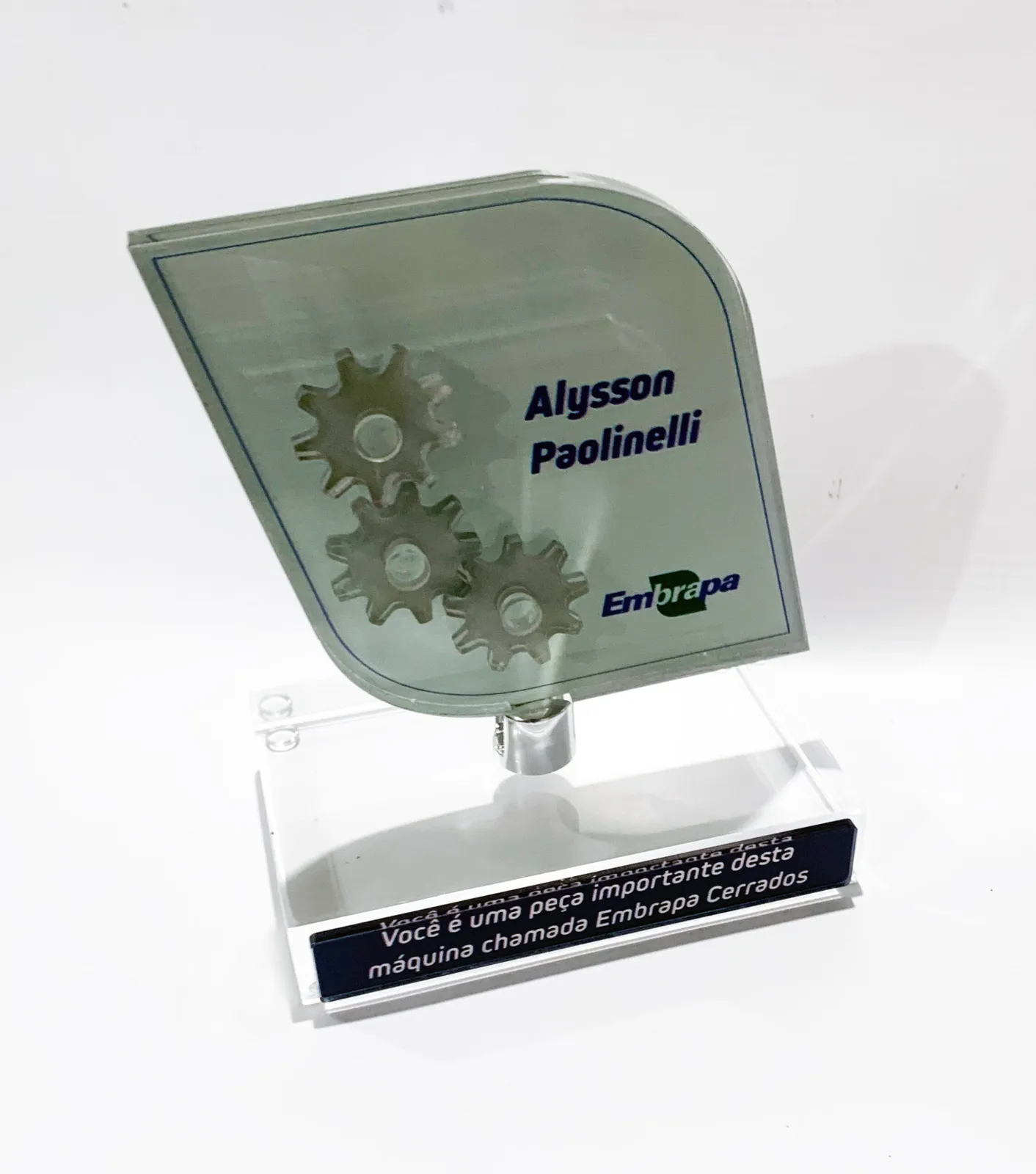 Troféu Embrapa. Acrílico espelhado e cristal