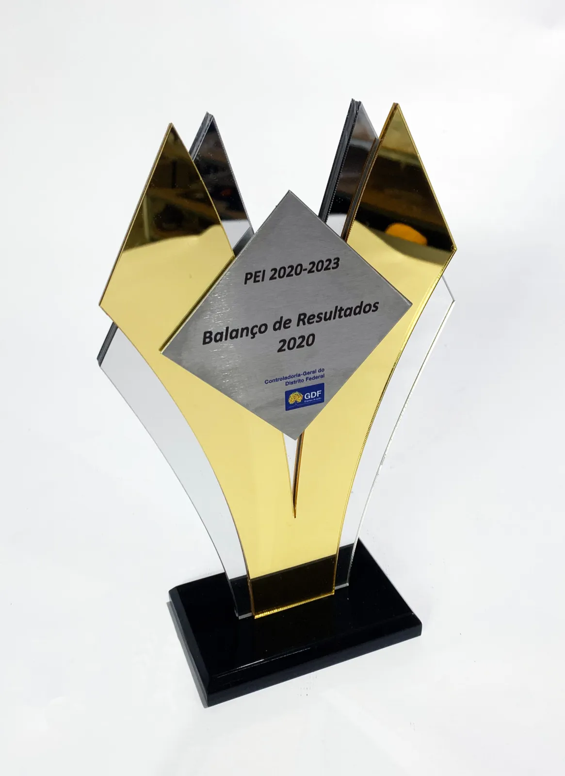 Troféu GDF. Acrílico dourado espelhado