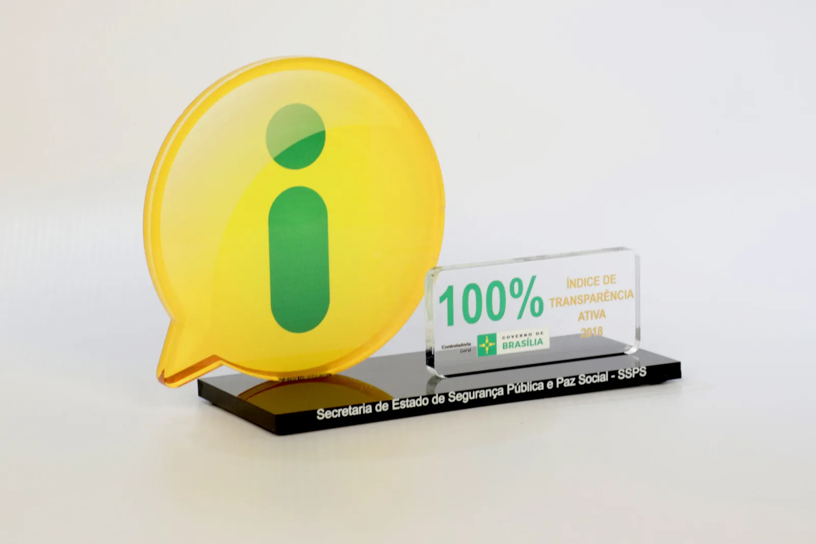 Troféu 100% informação. Acrílico com UV