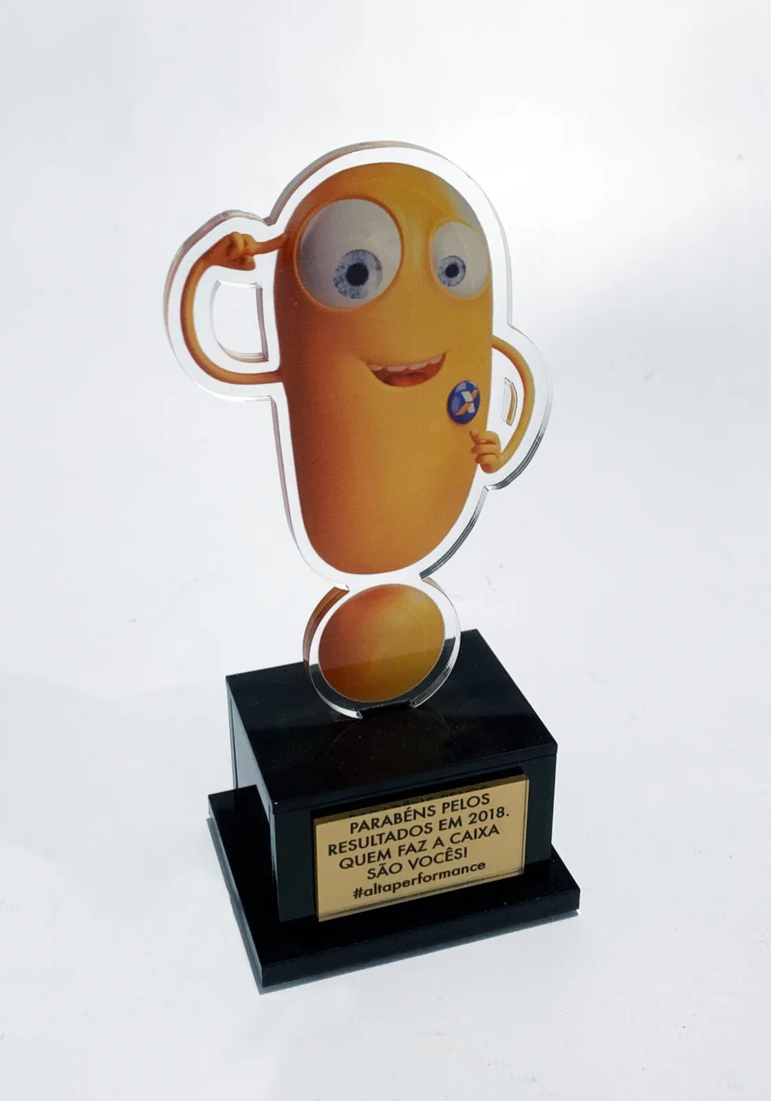 Troféu mascote. Personagem recortado a laser