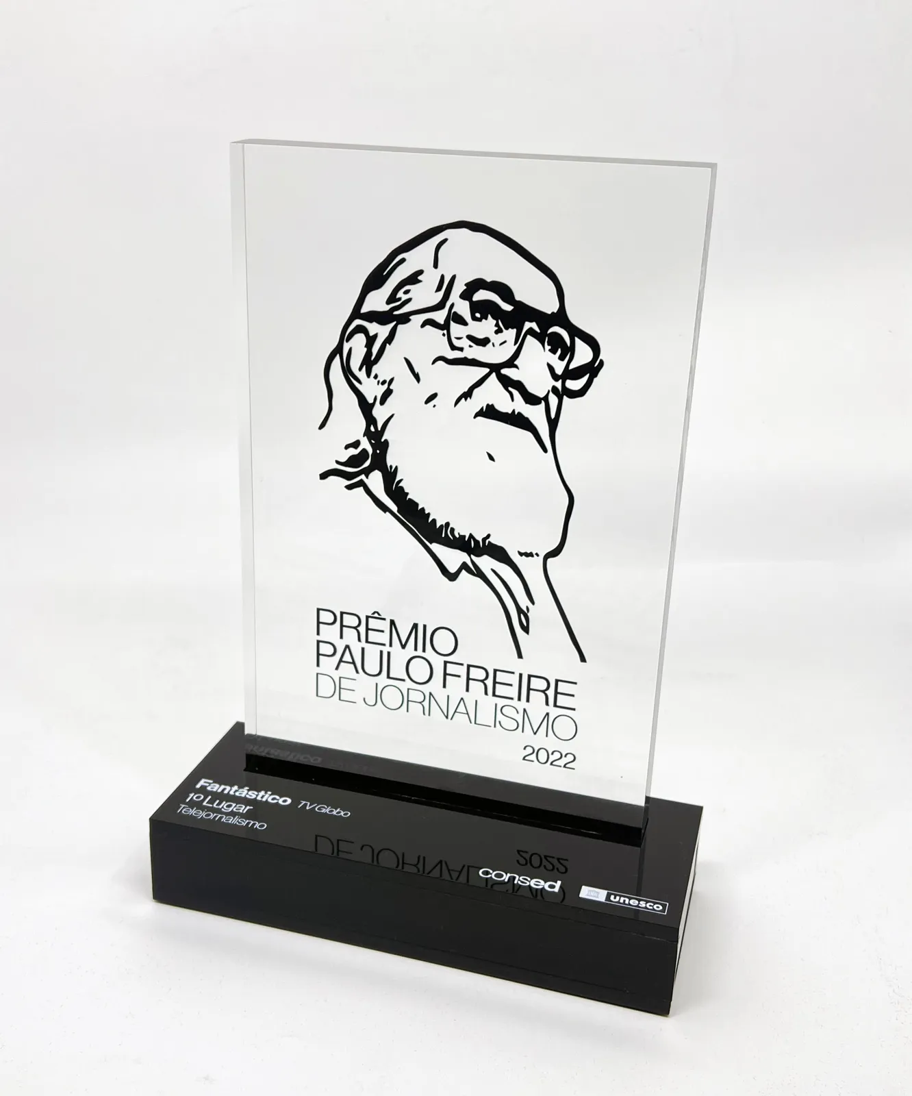 Troféu Prêmio Paulo Freire. Retrato gravado no acrílico