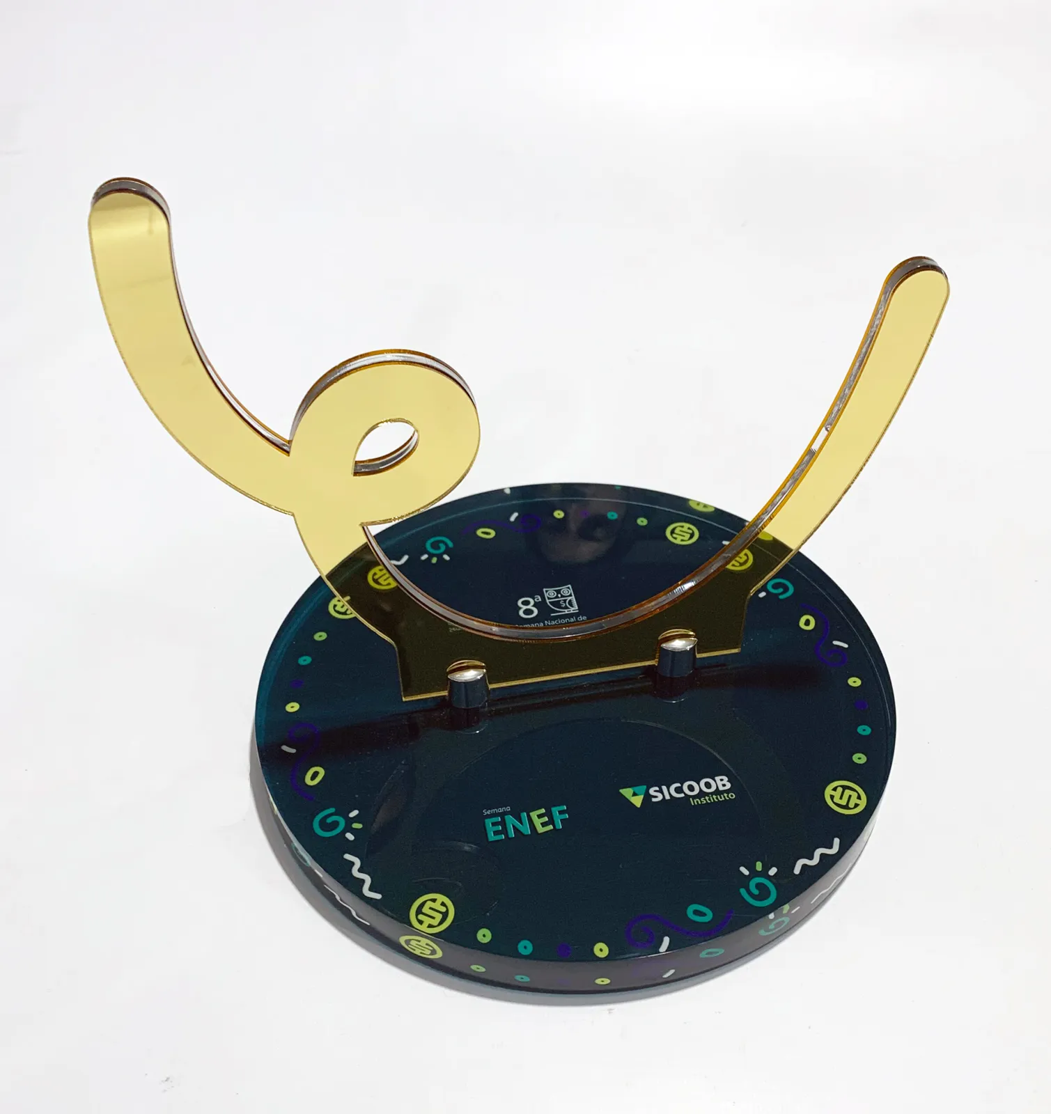 Troféu em acrílico espelhado dourado com logo recortada