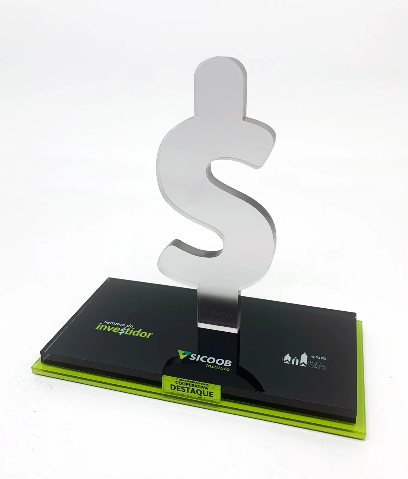 Troféu Sicoob cifrão. Acrílico espelhado prata