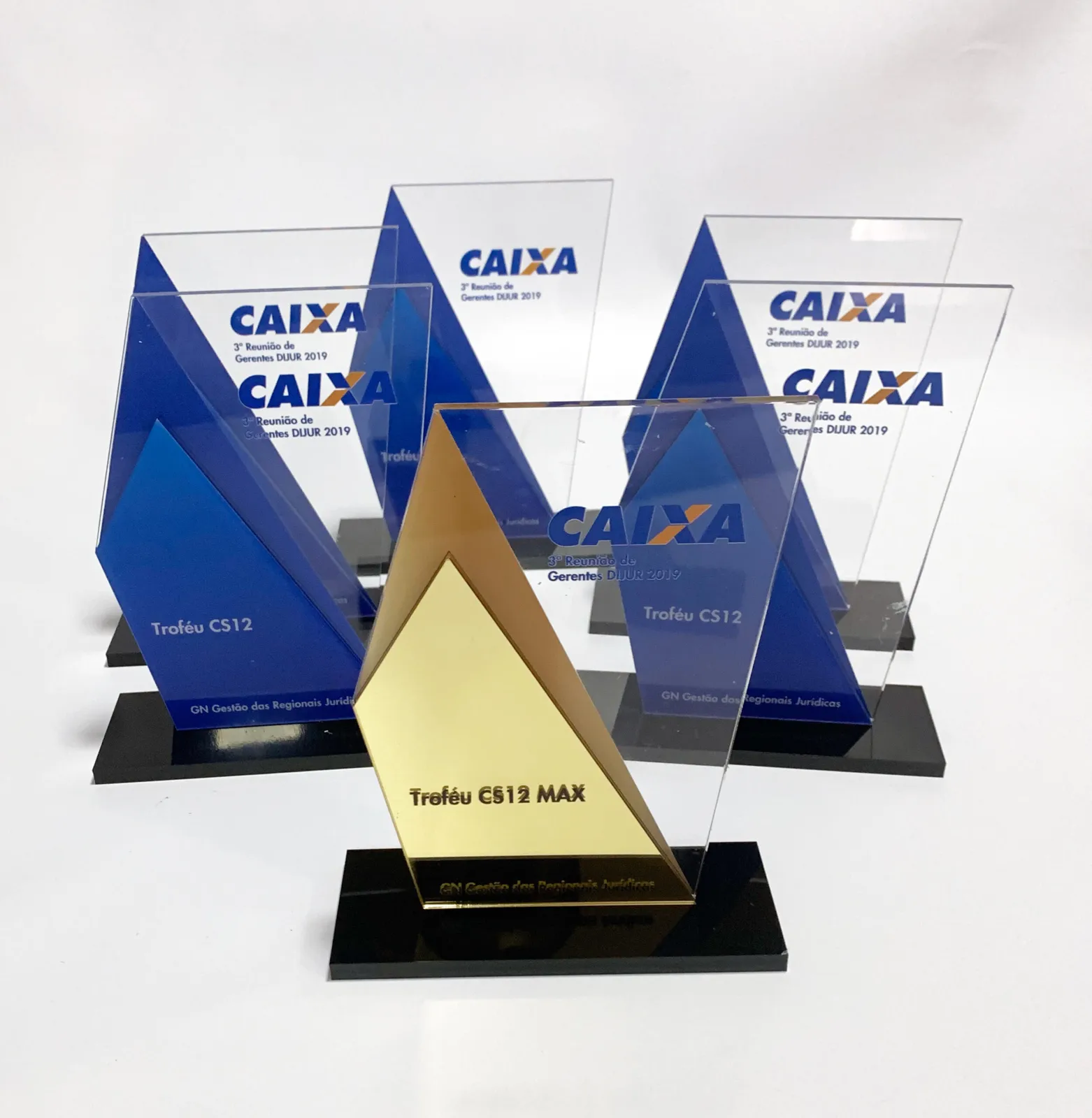 Troféus Caixa. Acrílico azul e dourado