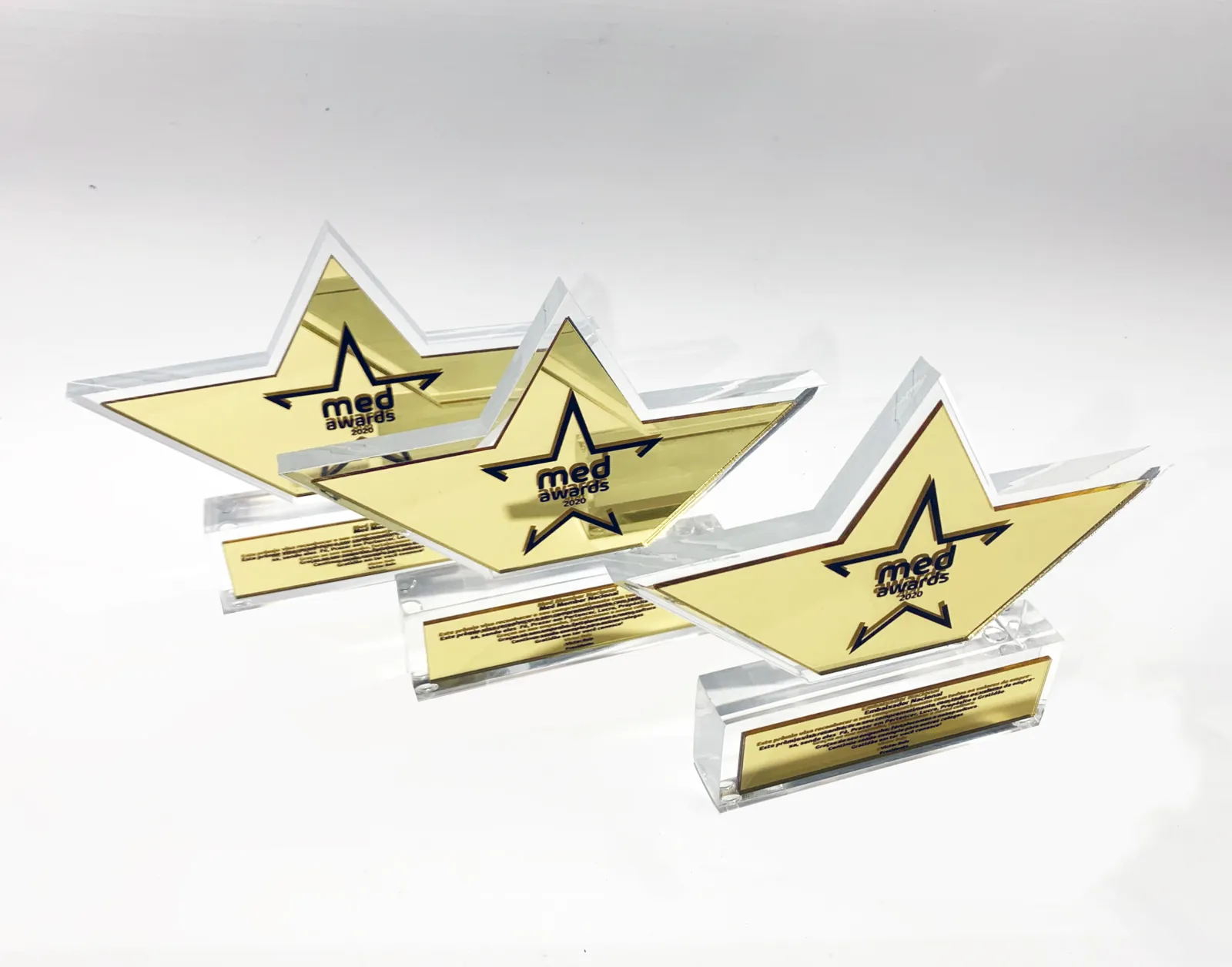 Troféus personalizados em acrílico dourado com estrelas feitos em Brasília
