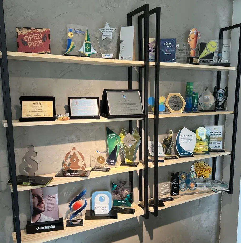 Vitrine com troféus e placas na loja da Mídia Impressa na Asa Norte